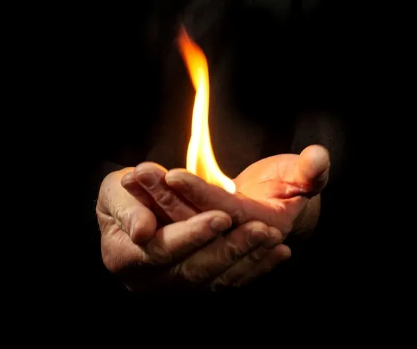صورة تحتوي على يد تحمل شعلة من نار اعراض سحر المحبة و التهييج