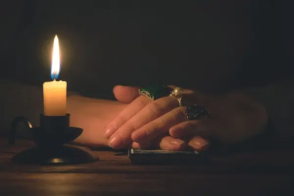 صورة تحتوي على شمعة و يدين 
حرق قلب الحبيب بالشمع