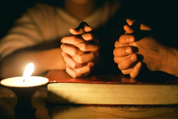 صورة تحتوي على أيادي و شمعة و كتاب سحر الشموع للمحبة