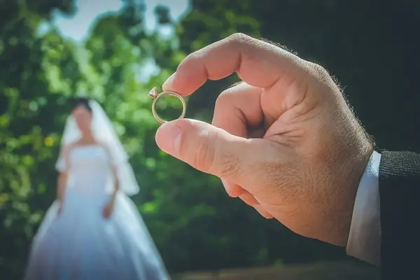 صورة تحتوي على يد تحمل خاتم و زوجة 
خاتم روحاني لجلب الحبيب