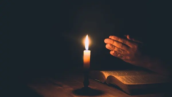 صورة تحتوي على شمعة و كتاب و يد شيخ روحاني في إسرائيل