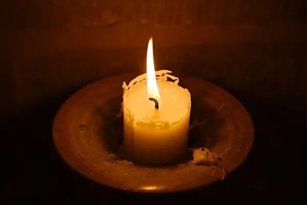 صورة تحتوي على شمعة شيخ روحاني في إسرائيل