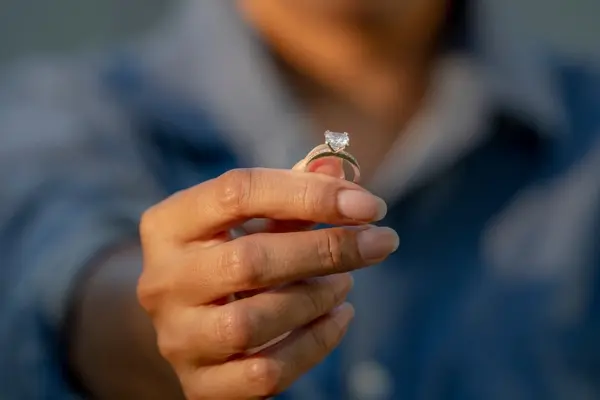 صورة تحتوي على شخص يحمل بيده خاتم 
افضل خاتم روحاني
