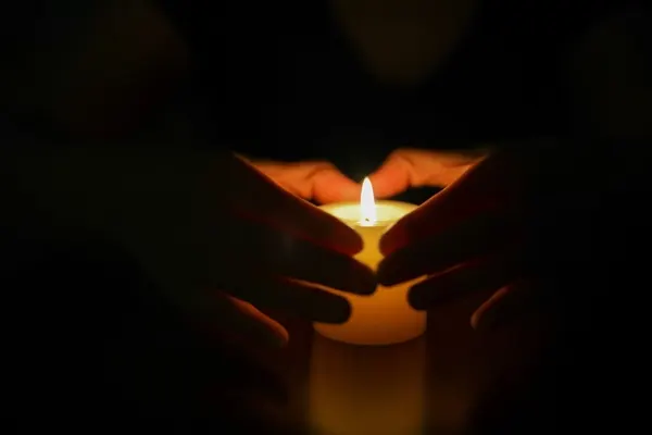 صورة تحتوي على يد و شمعة مين تعاملت مع شيخ روحاني