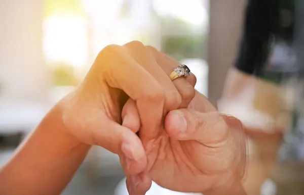 صورة تحتوي على يدين 
ورق الغار للمحبة بين الزوجين
