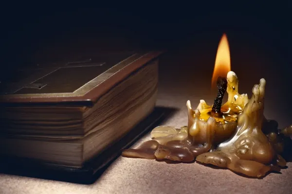 صورة تحتوي على شمعة و كتاب 
اقوى شيخ روحاني في العالم
