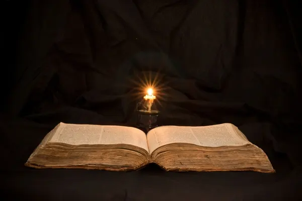 صورة تحتوي على شمعة و كتاب اقوى شيخ روحاني في العالم