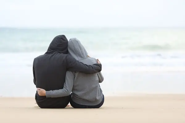 صورة تحتوي على شاب وفتاة يجلسان عند الشاطئ اقوى شيخ لجلب الحبيب
