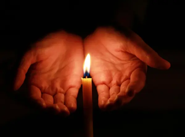 صورة تحتوي على يدين و شمعة اول ساحر في العالم