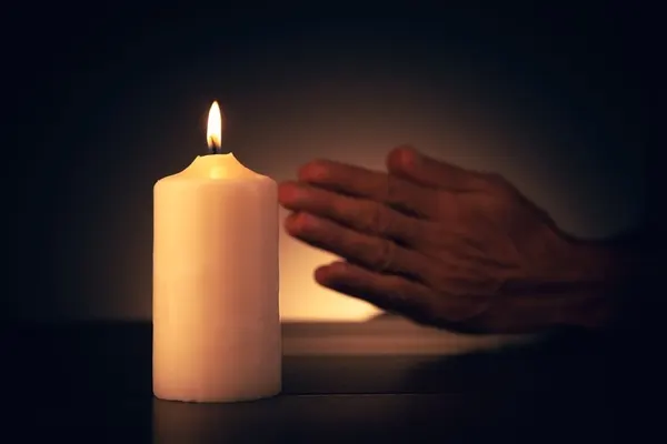 صورة تحتوي على شمعة و يد شيخ روحاني سعودي مضمون