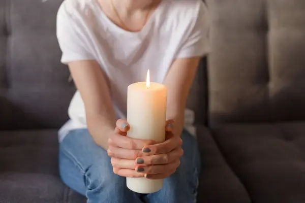صورة تحتوي على فتاة تمسك شمعة كيفية عمل سحر المحبة للزوجة