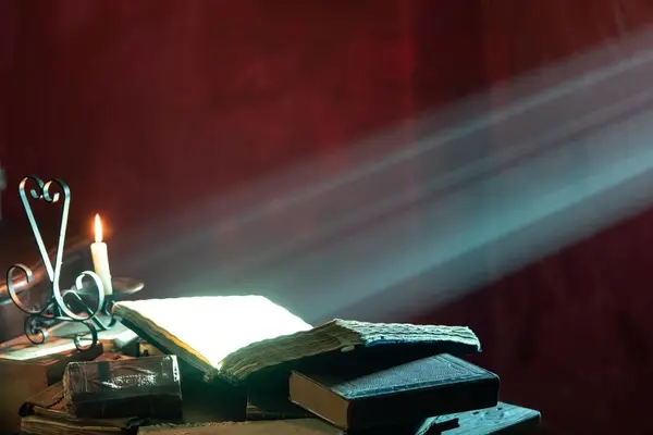 صورة تحتوي على كتب و شمعة رقم شيخ روحاني مضمون