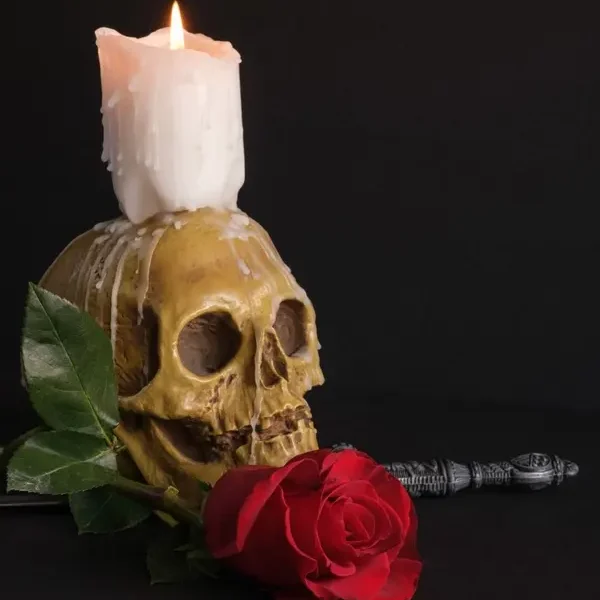 صورة تحتوي على جمجمة و شمعة ووردة اعراض سحر المحبة و التهييج